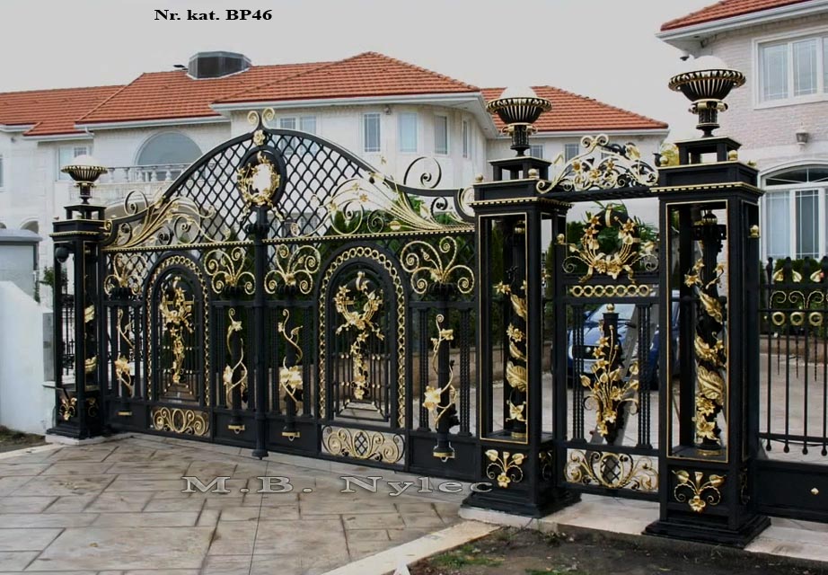 Brama wjazdowa do rezydencji z ażurowymi słupami bp46