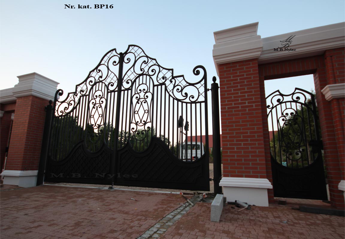 Klasyczna brama wjazdowa do rezydencji bp16